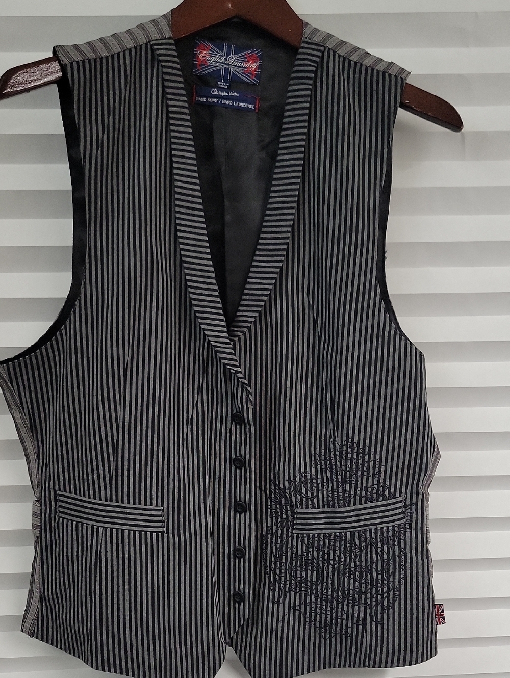 English Laundry blue label with red lion embroidery